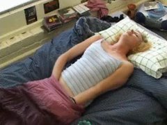 Девица легла на кровать для онанизма