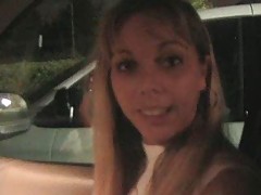 Недалёкая блондинка повелась на секс в машине