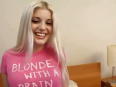 Блондинка в розовой кофточке