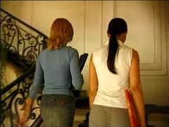 Две подружки поднимались по лестнице