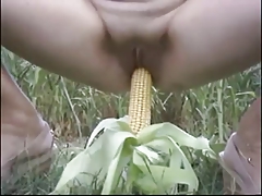 Девочка трахает себя кукурузой