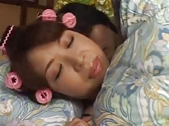Страстный трах молодой японки со спящим развратным мужем